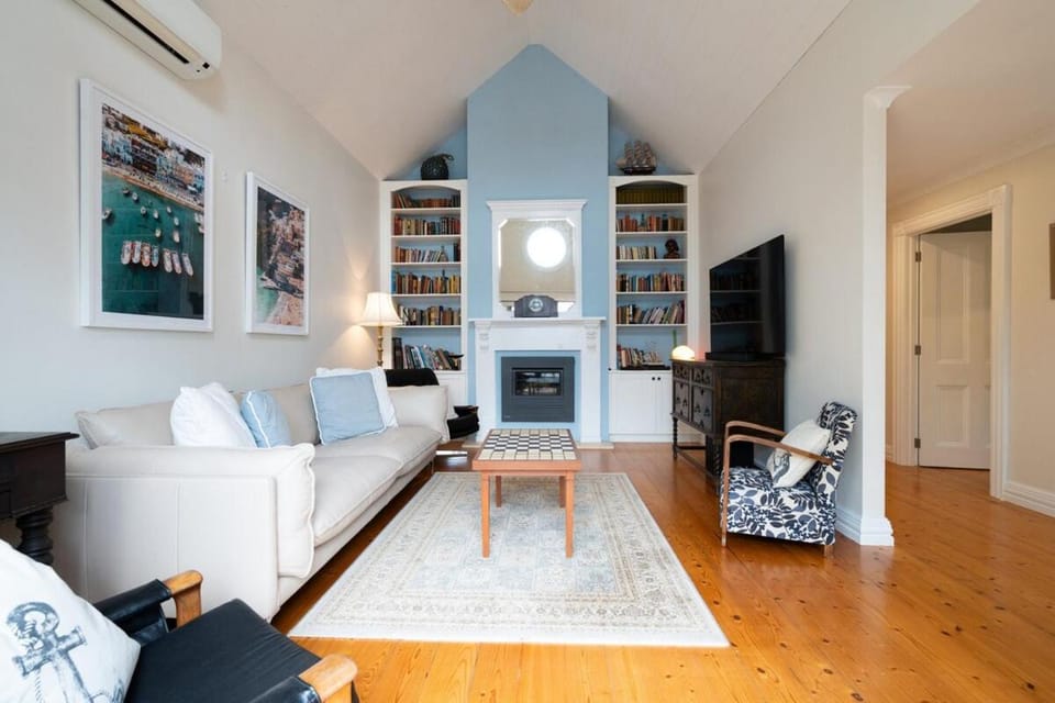 Riverside Charm - A stone's throw to the river House in Victoria