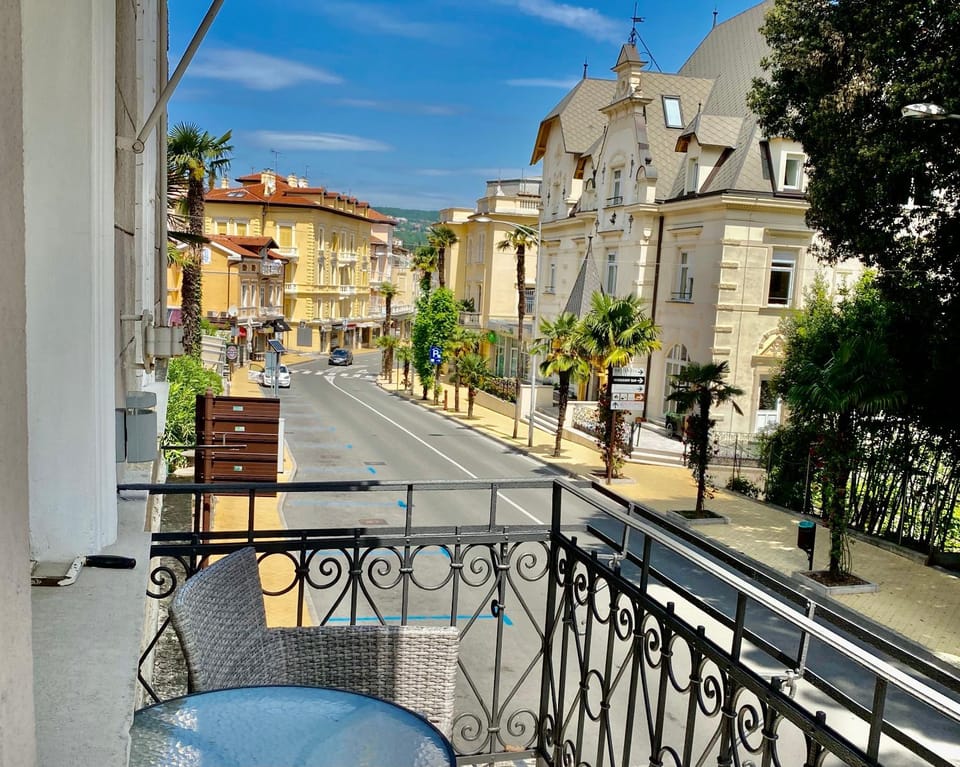 Neighbourhood, Balcony/Terrace, City view, Street view