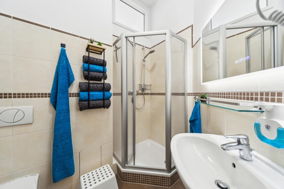 Shower, Toilet, Bathroom, towels