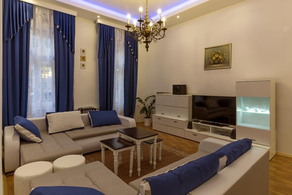 Night, TV and multimedia, Living room, Photo of the whole room, On site