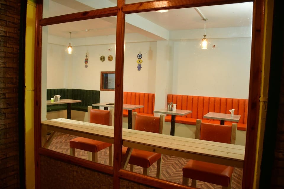Restaurant/places to eat, Seating area