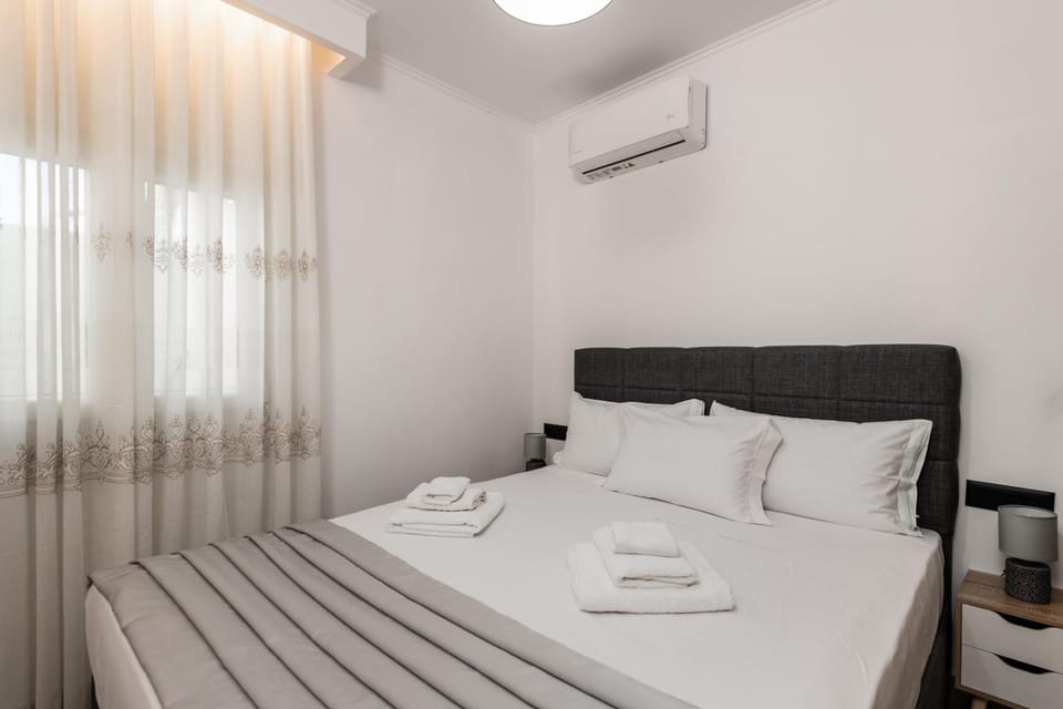 Bed, Photo of the whole room, Bedroom, air conditioner