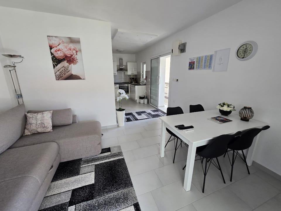 Kitchen or kitchenette, Living room, Seating area, Dining area
