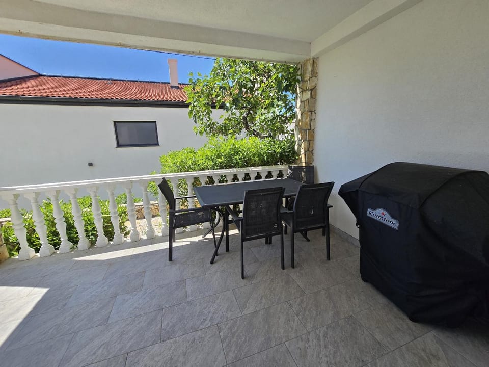 Patio, BBQ facilities, Seating area, Dining area