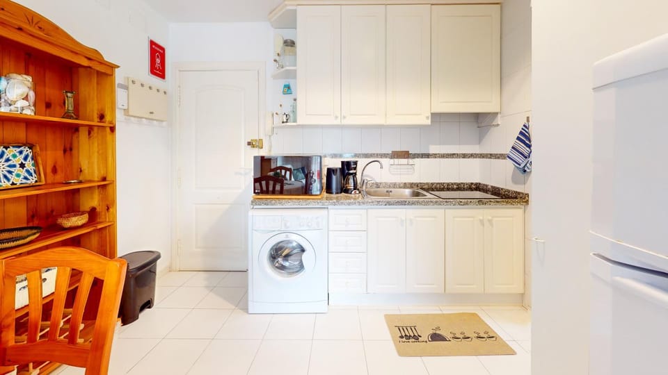 Kitchen or kitchenette, Dining area, oven