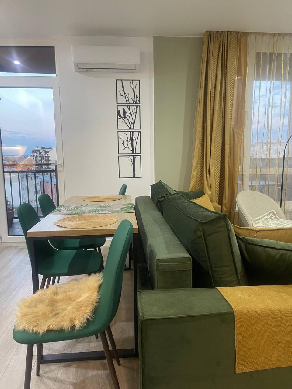 View (from property/room), Seating area, Dining area