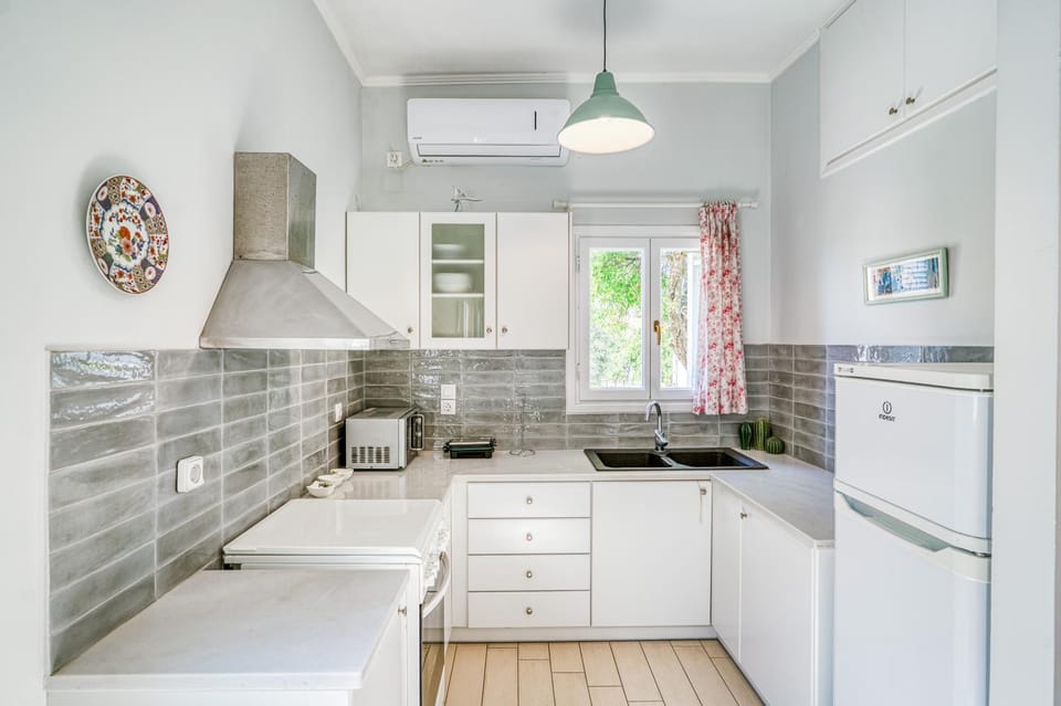 Kitchen or kitchenette, oven, stove