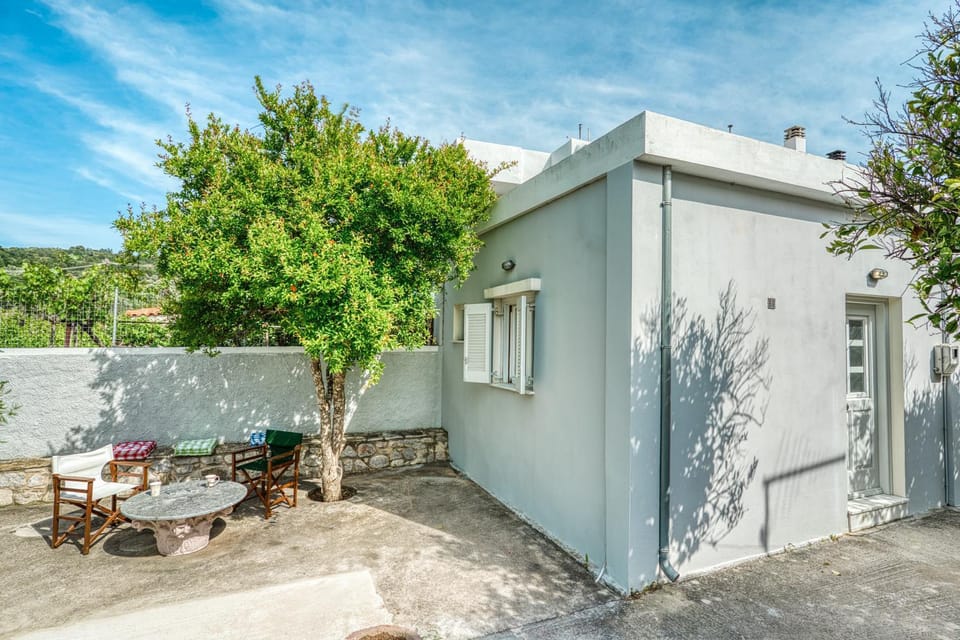 Property building, Garden, Dining area, Garden view