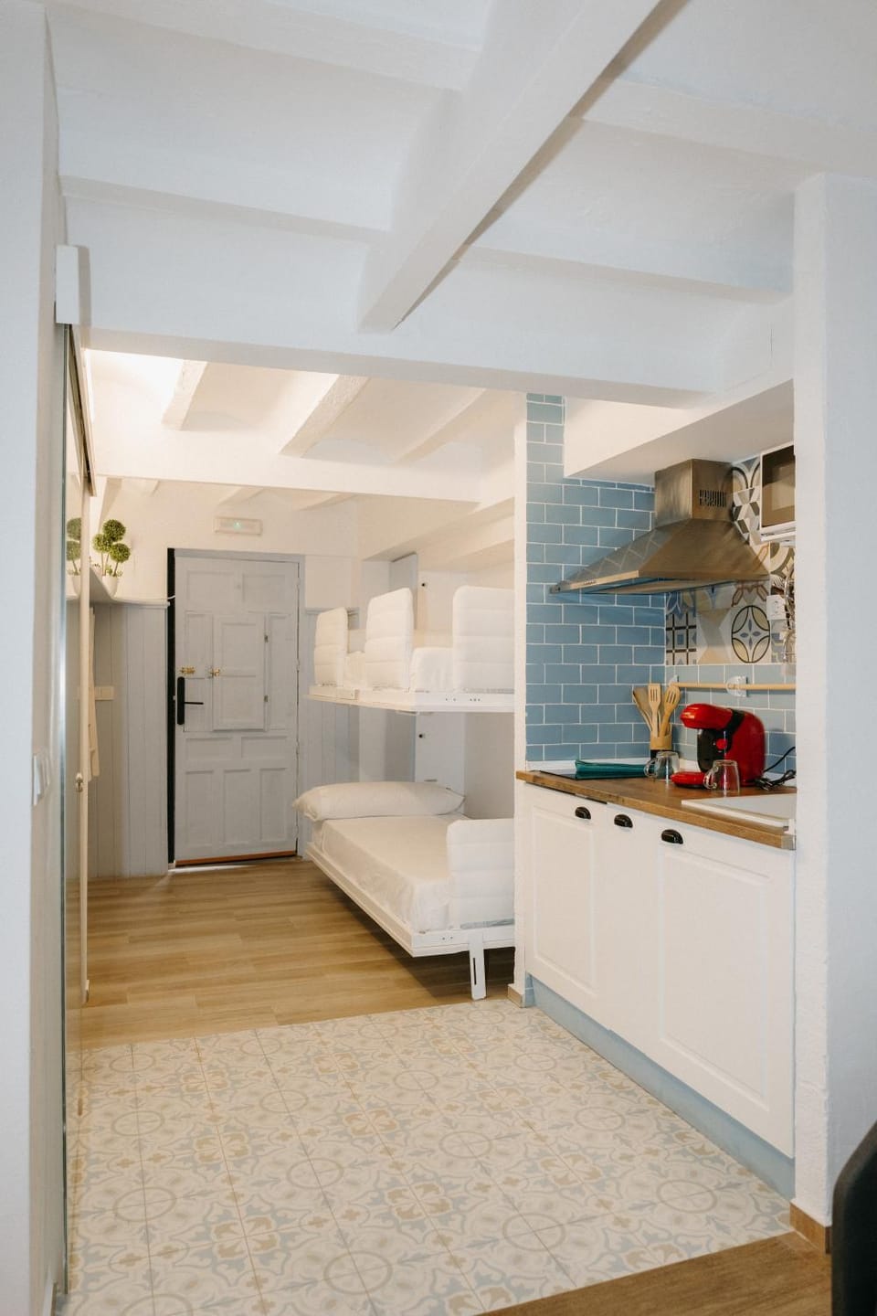 Photo of the whole room, bunk bed, kitchen
