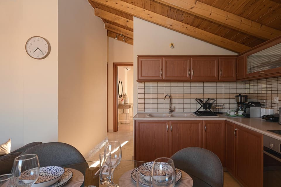 Kitchen or kitchenette, Dining area, stove