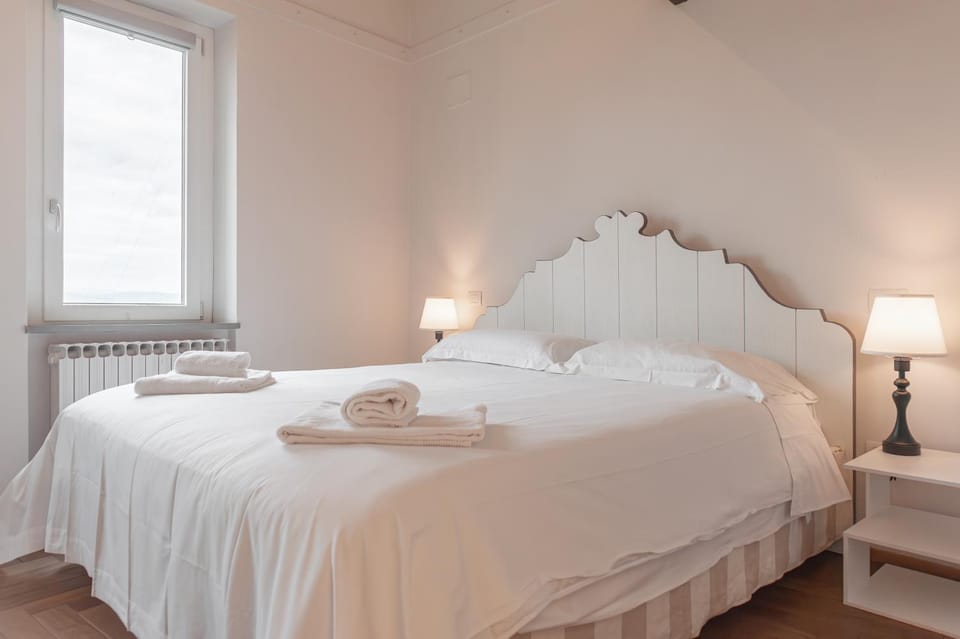 Bedroom, towels
