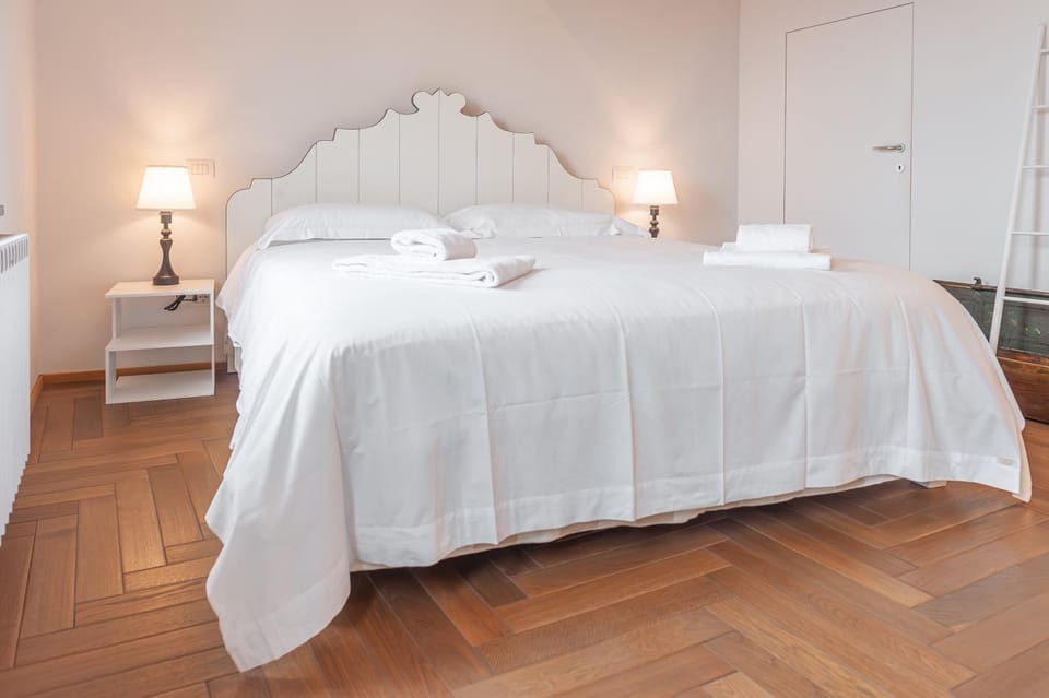 Bedroom, towels