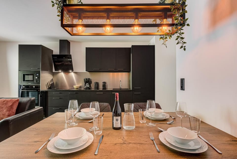 Kitchen or kitchenette, Living room, Food and drinks, Seating area, Dining area, Food, Drinks, Alcoholic drinks, minibar, pet friendly