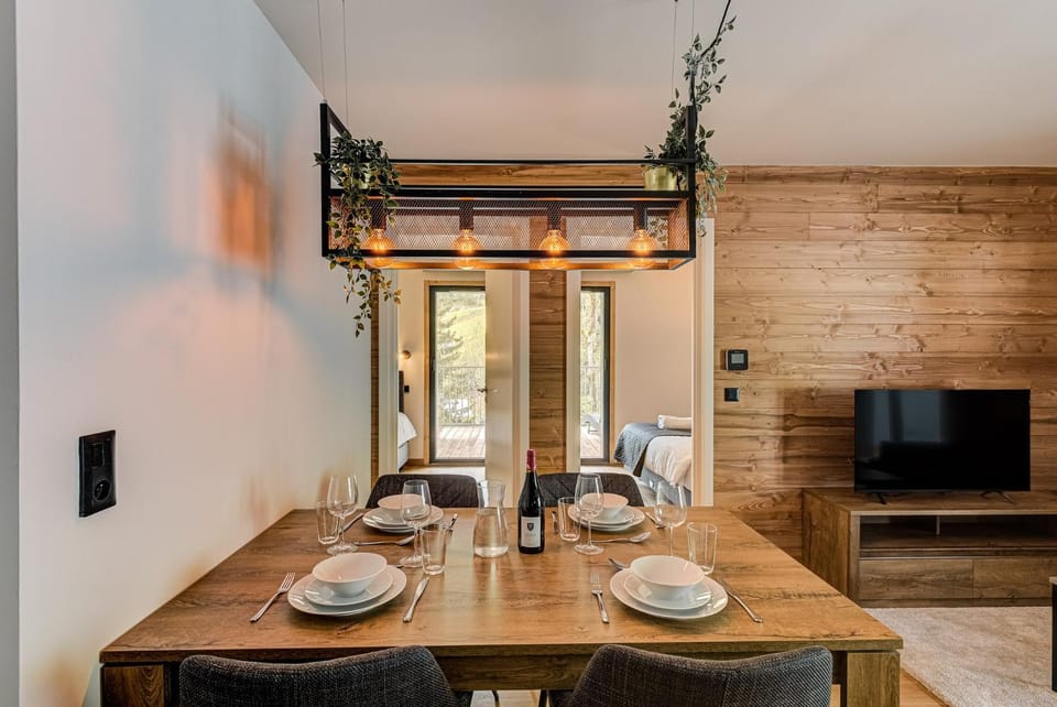 TV and multimedia, Living room, Seating area, Dining area