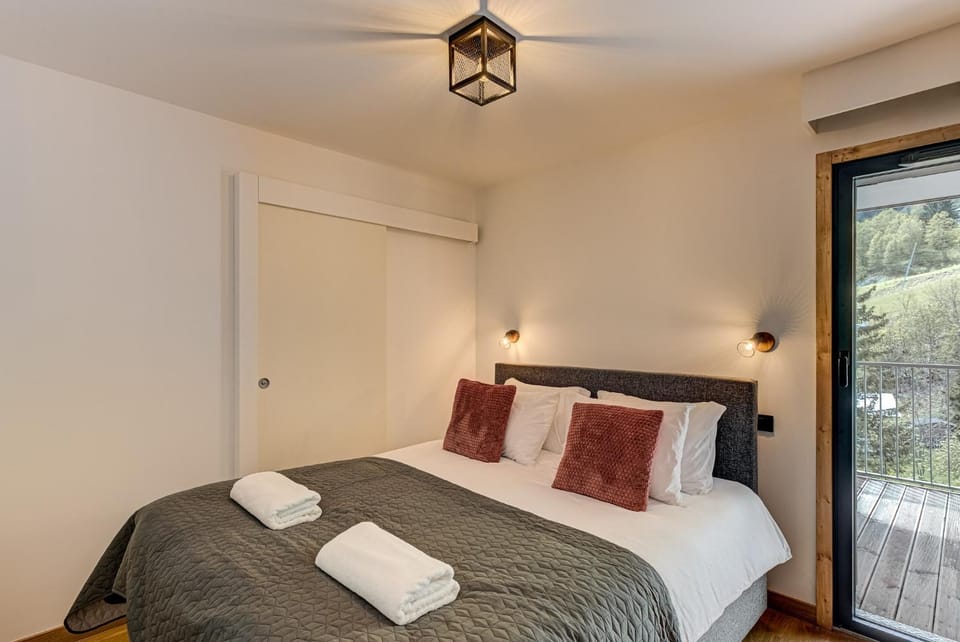 Bed, Photo of the whole room, Bedroom, towels