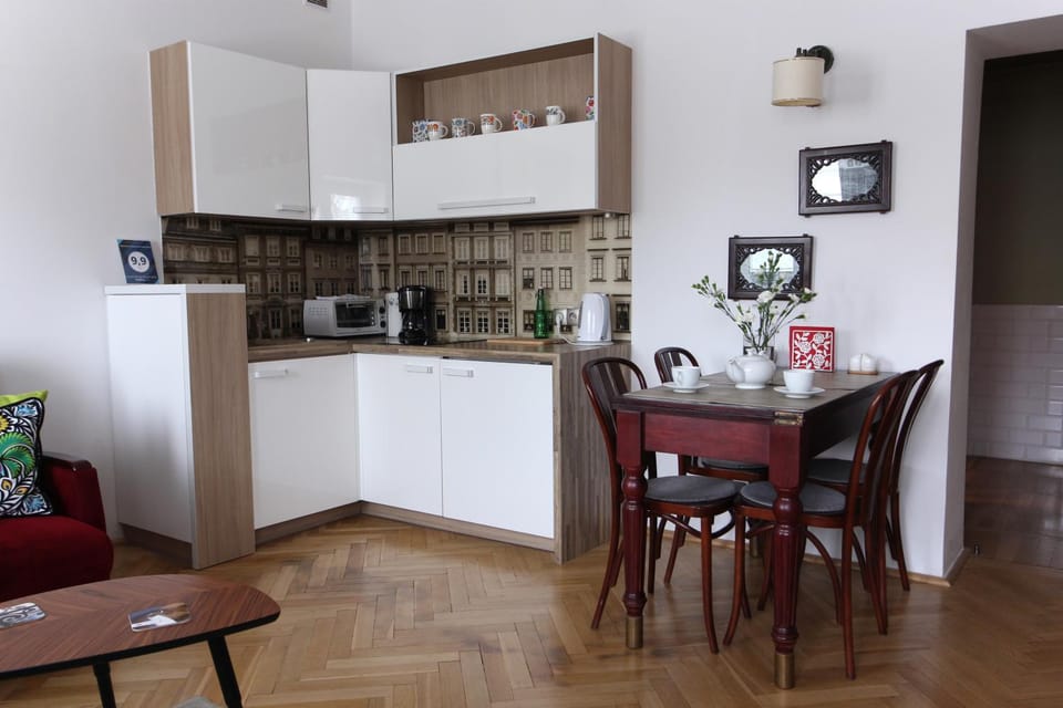 Kitchen or kitchenette, Dining area