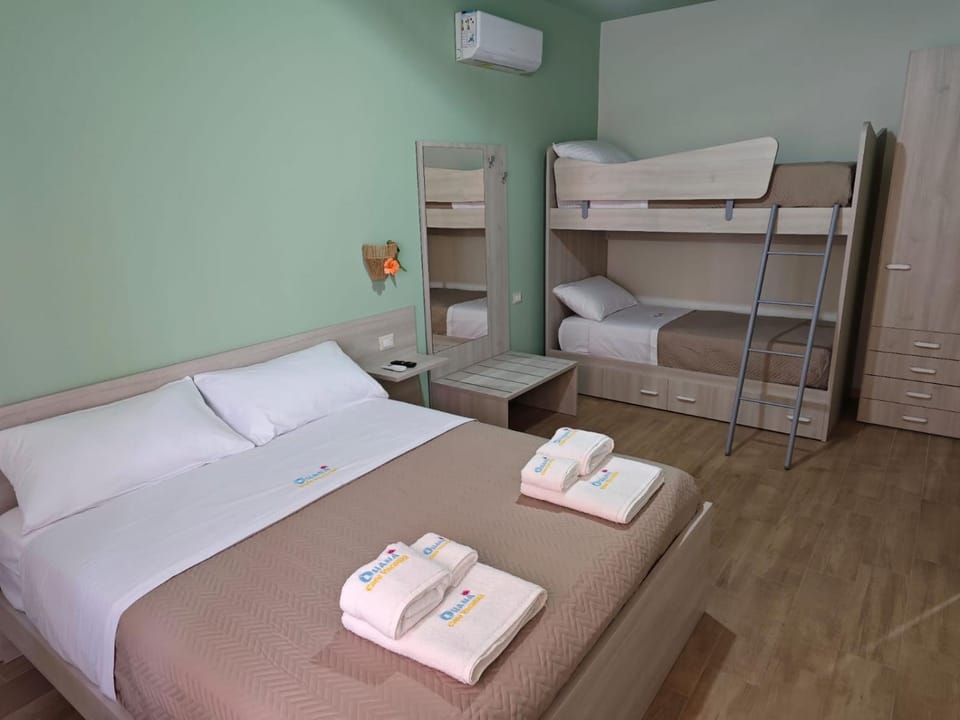 Bedroom, bunk bed
