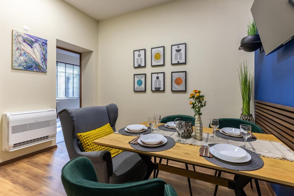 Communal lounge/ TV room, Living room, Dining area