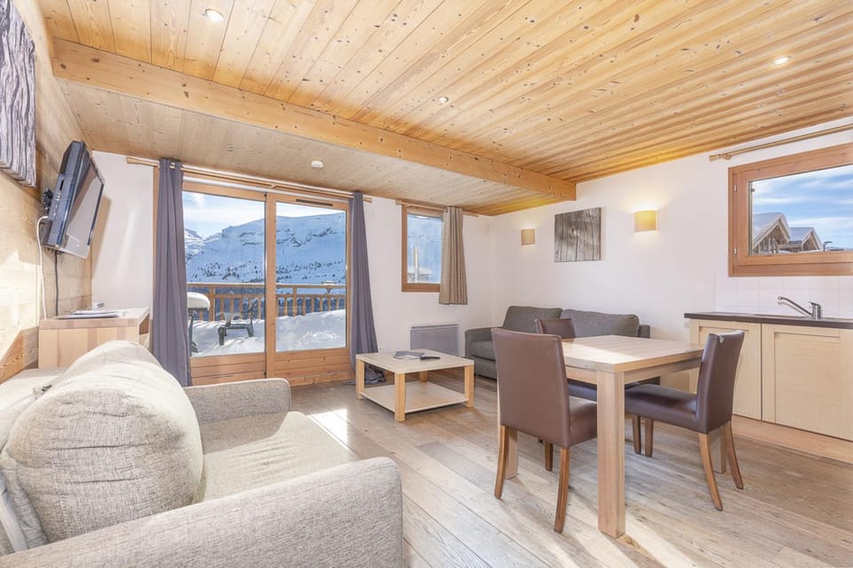 TV and multimedia, Kitchen or kitchenette, Living room, Seating area, Dining area, Mountain view