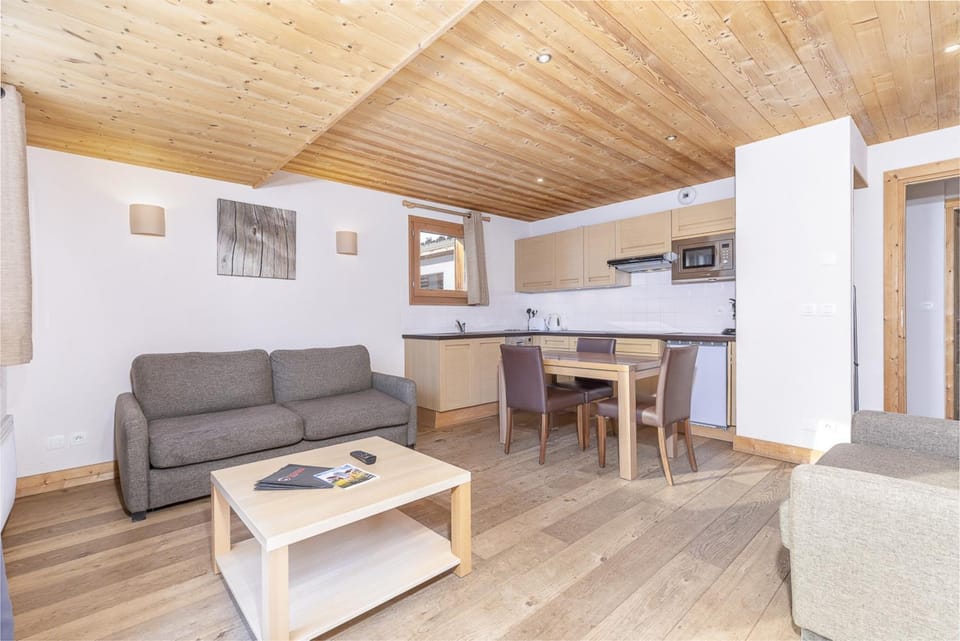 Kitchen or kitchenette, Living room, Seating area, Dining area, stove