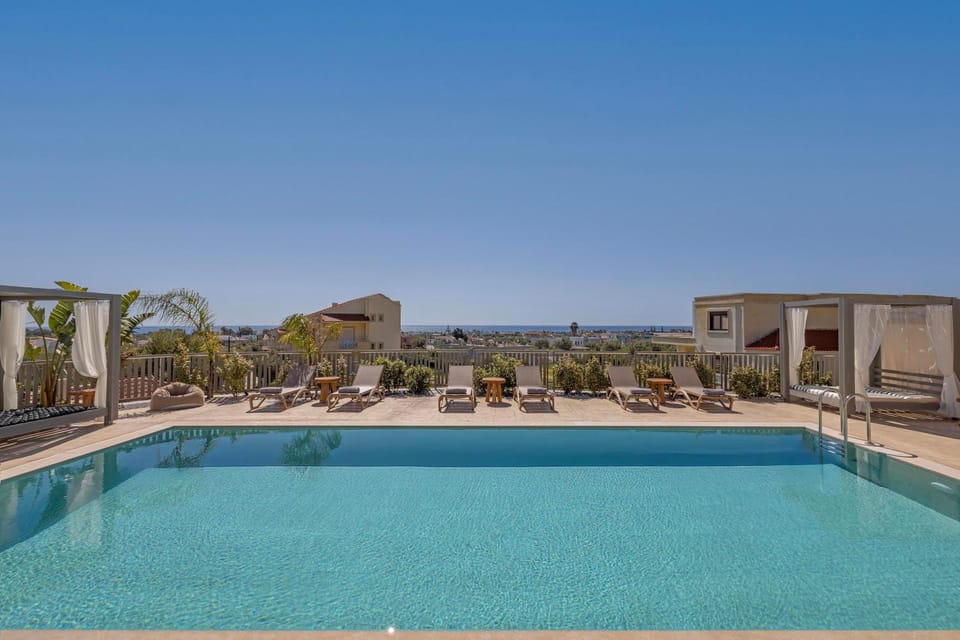 Swimming pool, sunbed