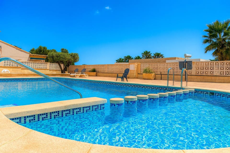 Casa con vistas al mar piscina y jacuzzi House in Marina Baixa