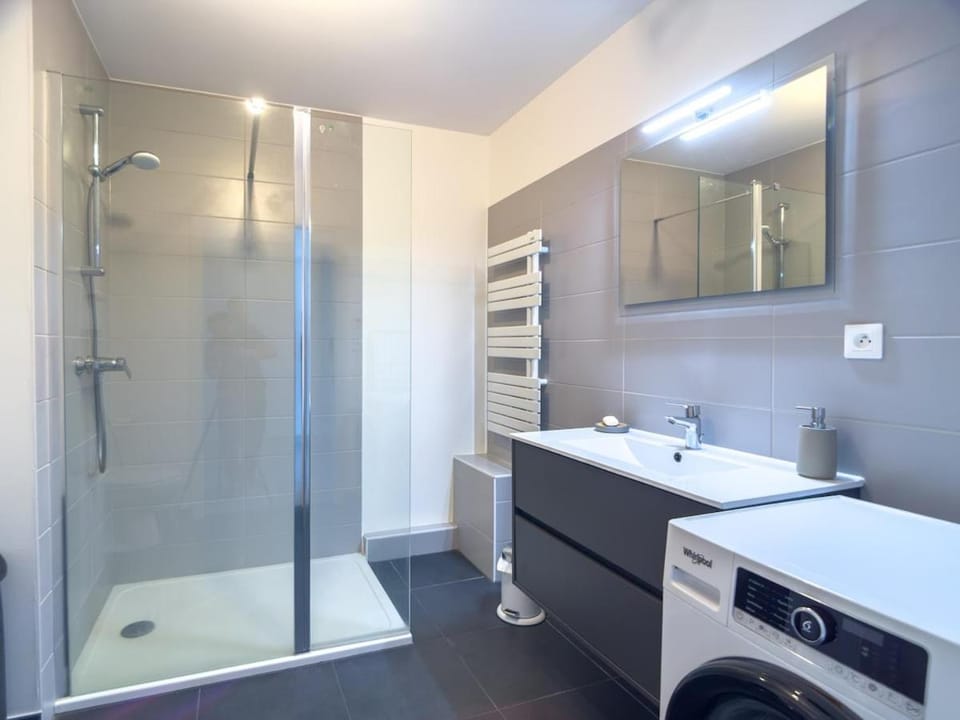 Shower, Bathroom, towels, washing machine