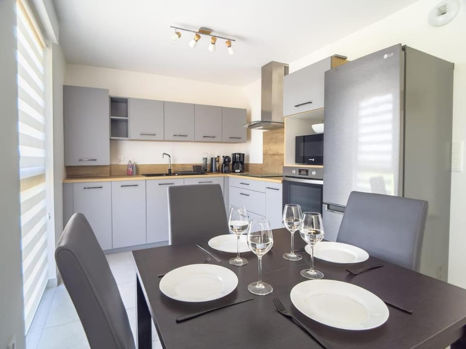 Kitchen or kitchenette, Dining area, stove