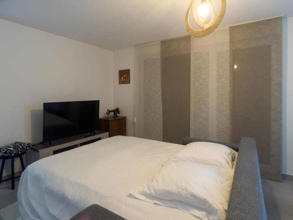 Bed, TV and multimedia, Photo of the whole room, Bedroom