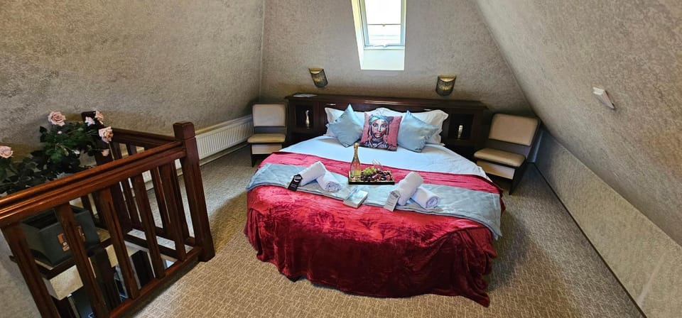 Bed, Photo of the whole room, Bedroom, towels