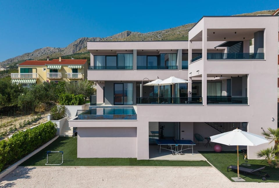 Balcony/Terrace, Swimming pool, air conditioner