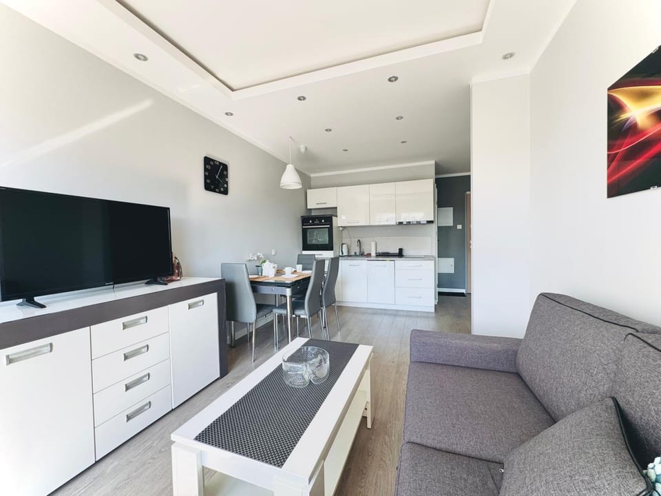 Communal lounge/ TV room, TV and multimedia, Living room, Seating area, Dining area
