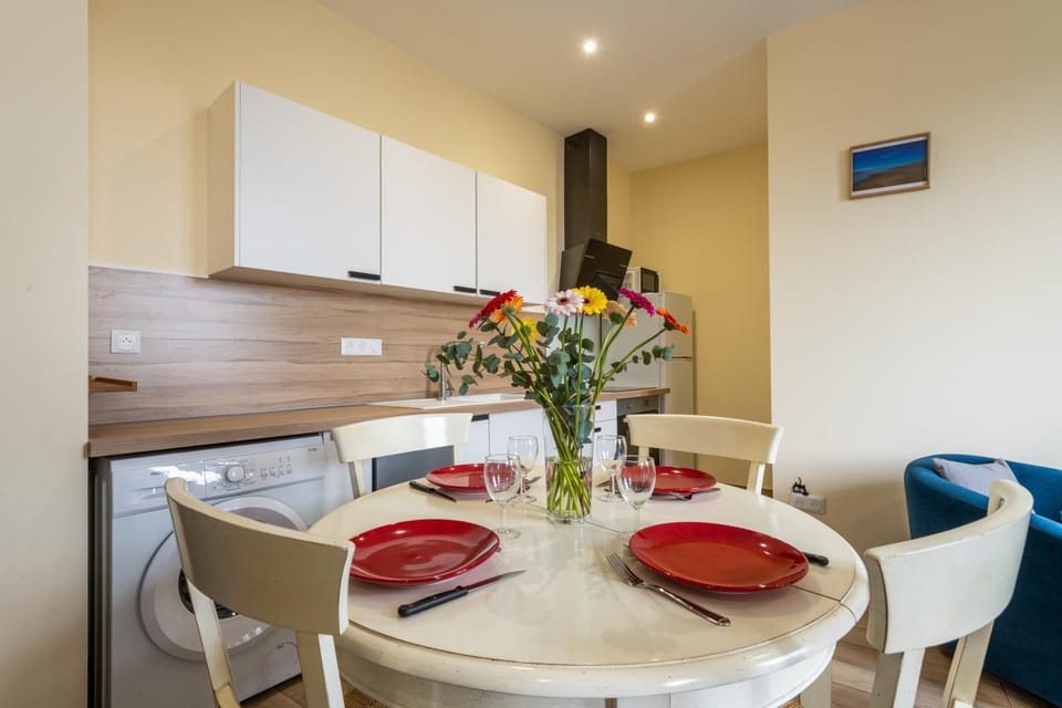 Kitchen or kitchenette, Seating area