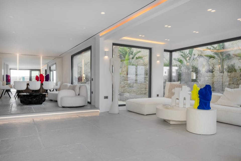 Communal lounge/ TV room
