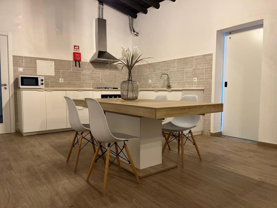 Kitchen or kitchenette, Dining area
