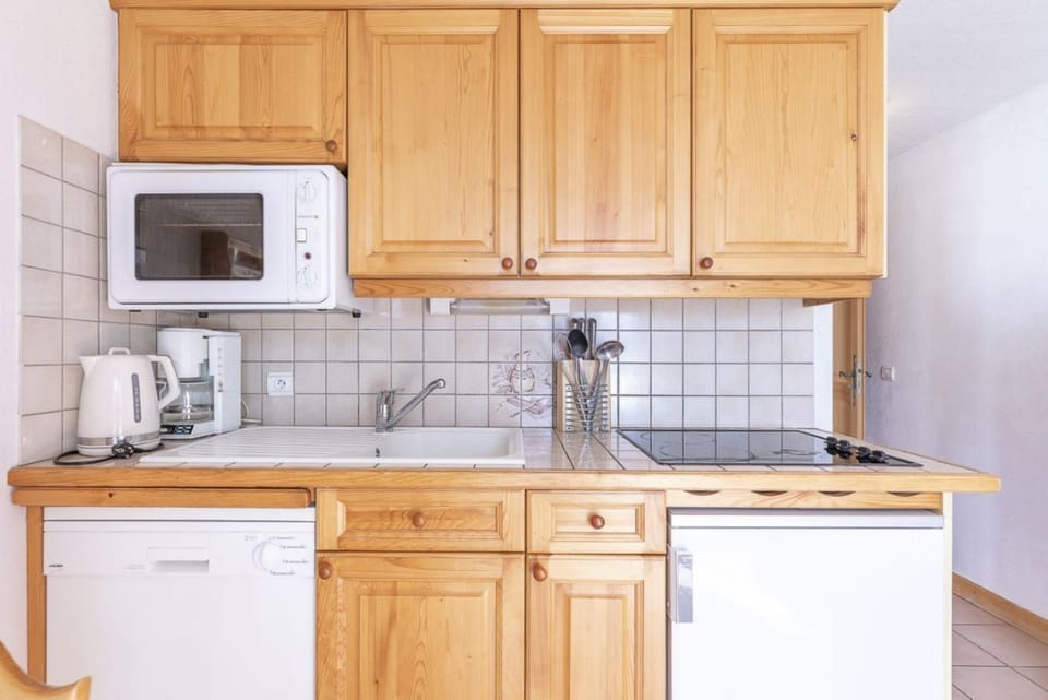 Coffee/tea facilities, Kitchen or kitchenette, dishwasher, microwave