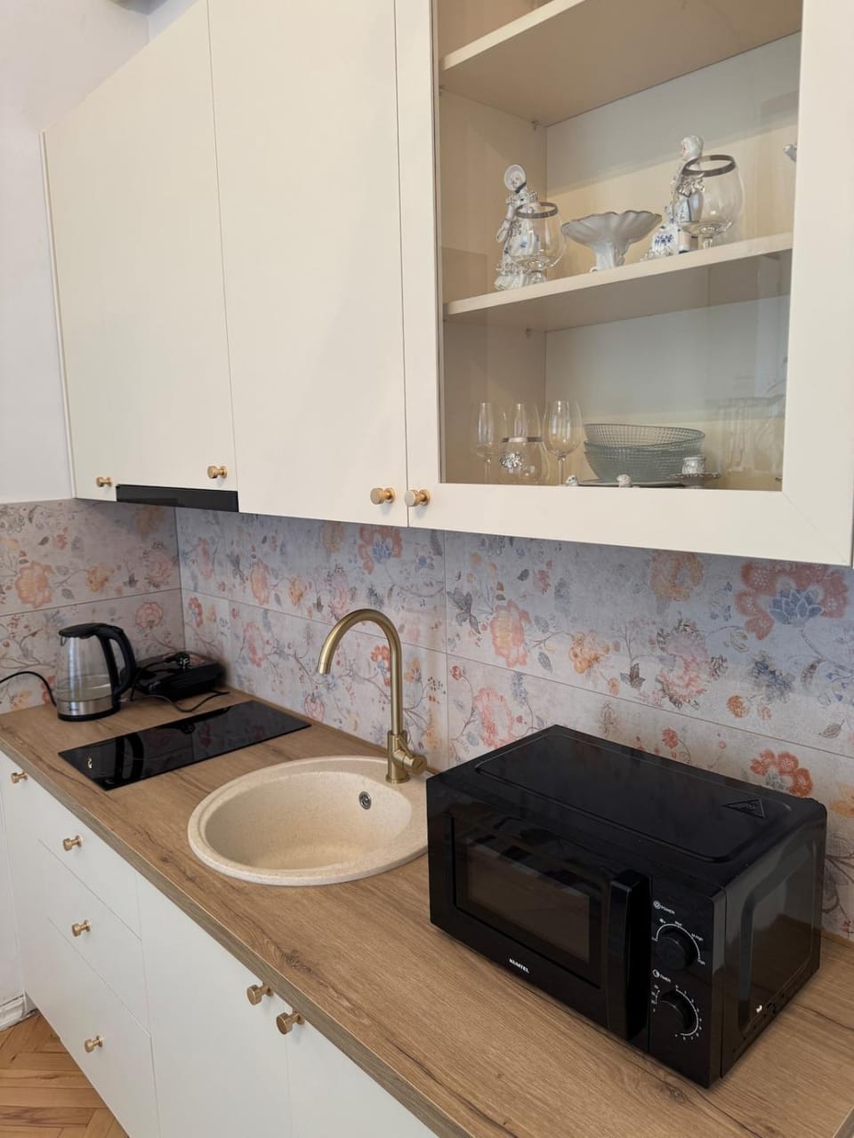 Coffee/tea facilities, Kitchen or kitchenette, stove