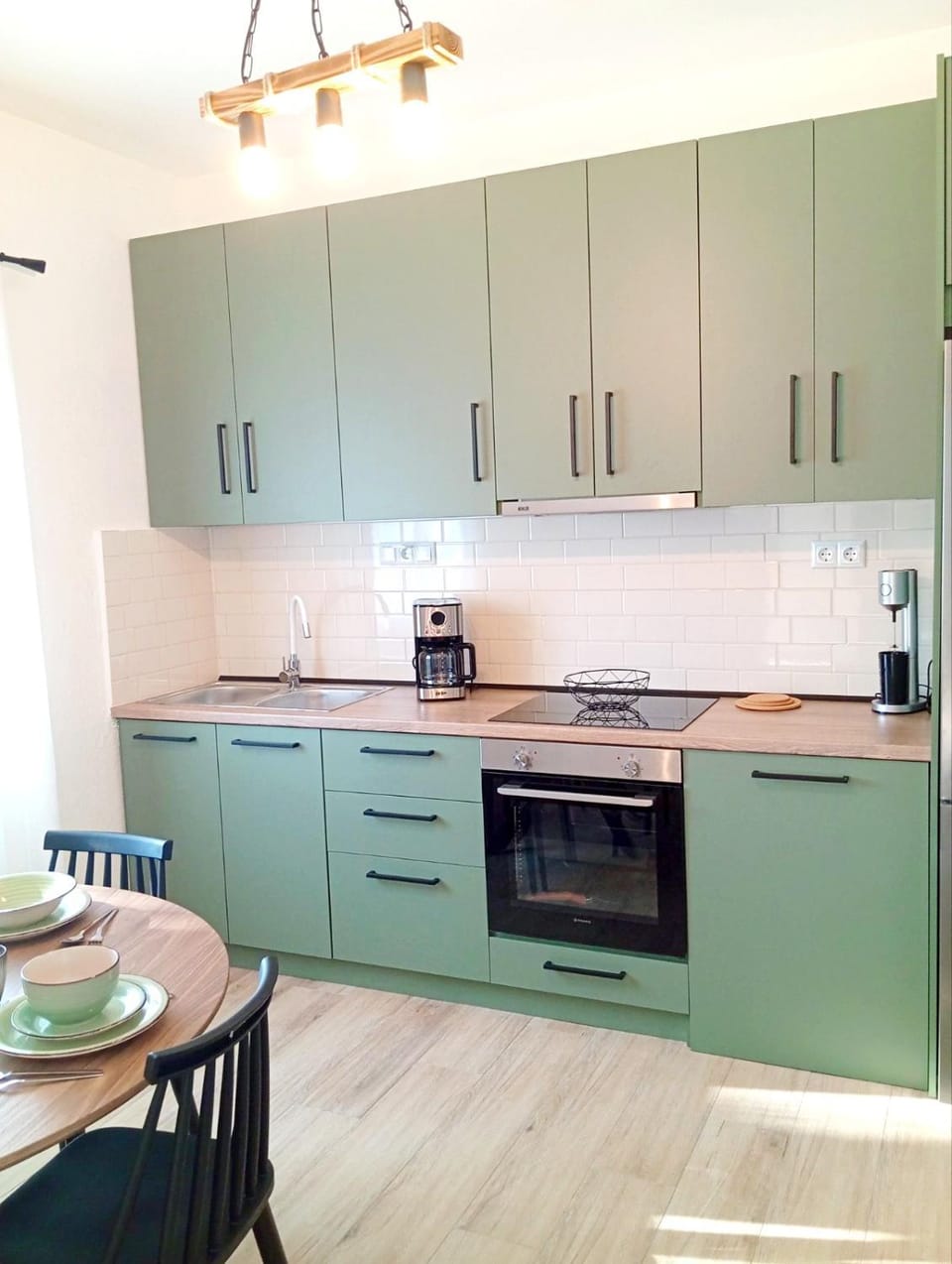 Kitchen or kitchenette, Dining area