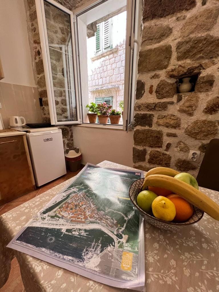 Kitchen or kitchenette, Food and drinks