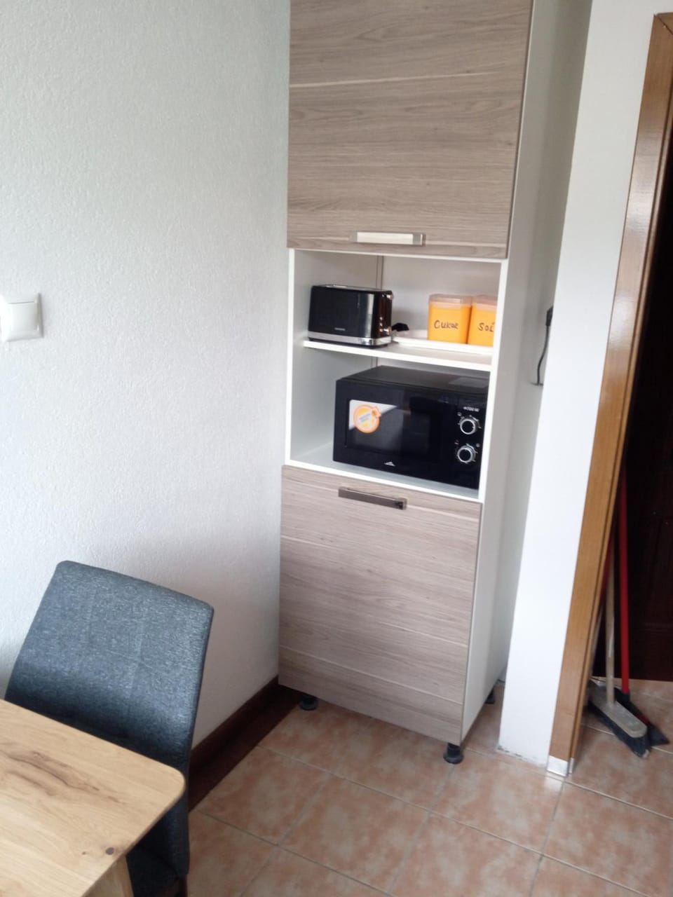 Kitchen or kitchenette, oven, wardrobe