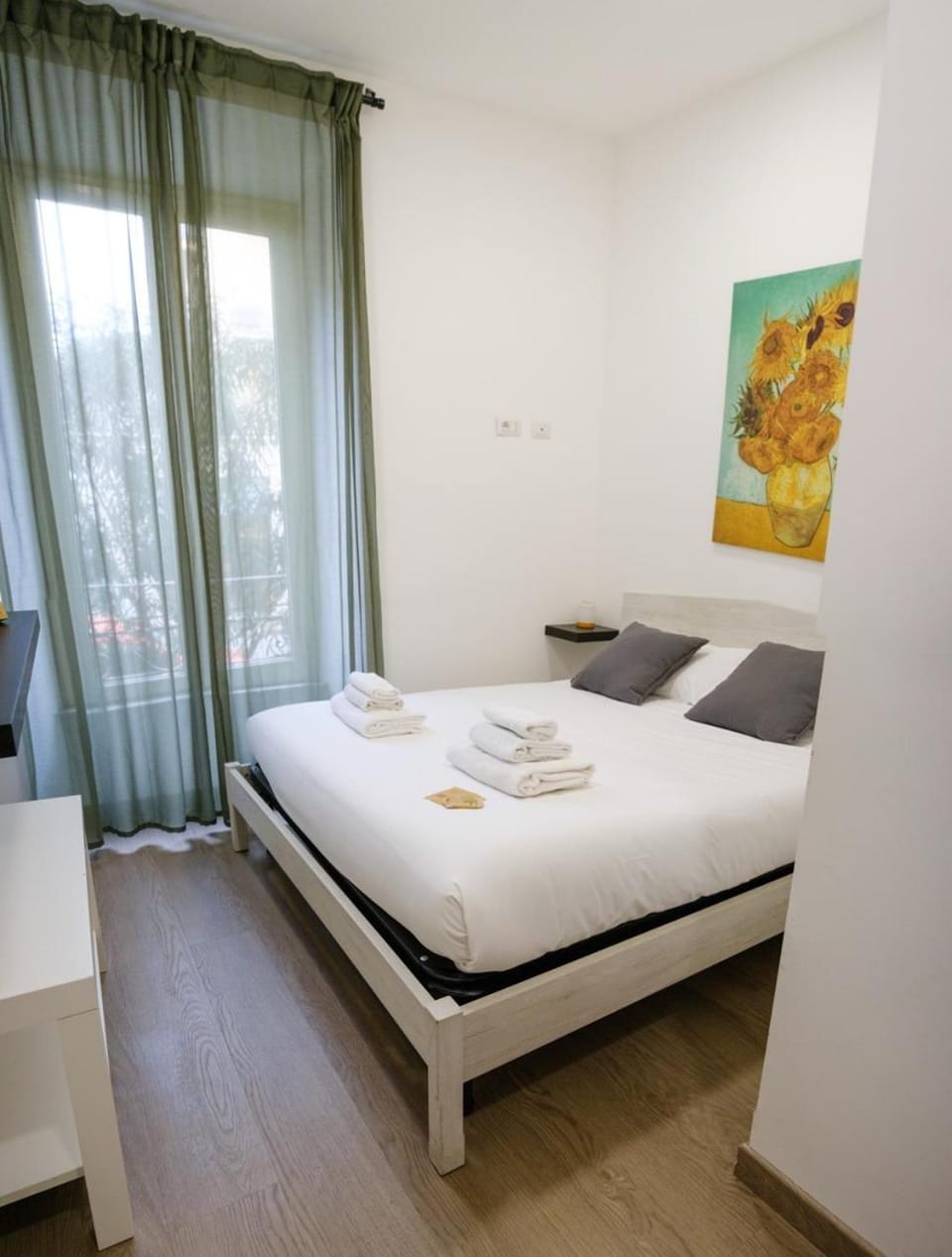 Photo of the whole room, Bedroom