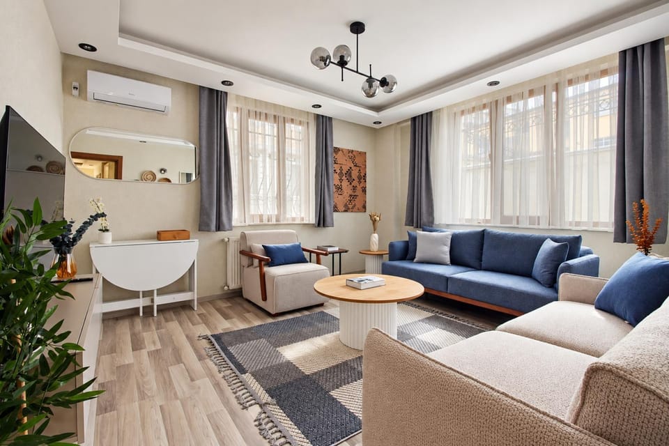 TV and multimedia, Living room, Seating area, Dining area, air conditioner