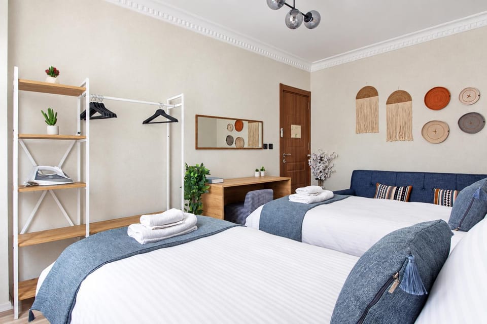 Bed, Bedroom, towels