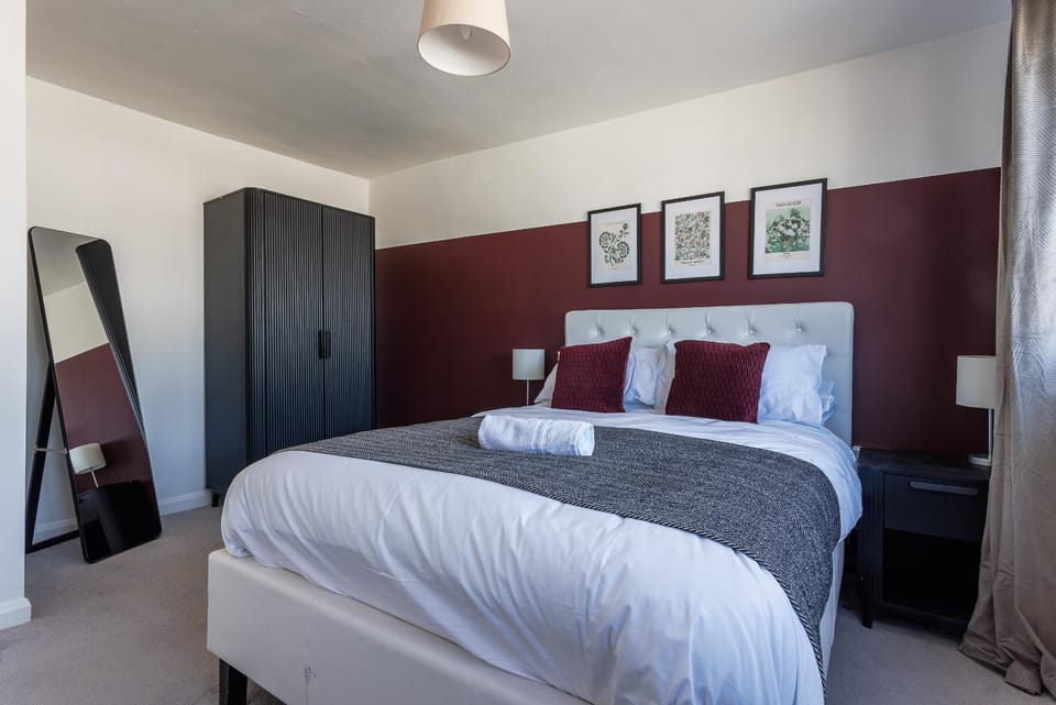 Big and Comfortable Stays on Hawarden Sunderland House in Sunderland