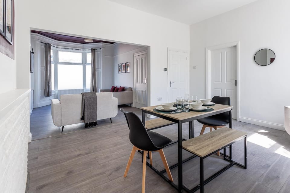 Big and Comfortable Stays on Hawarden Sunderland House in Sunderland