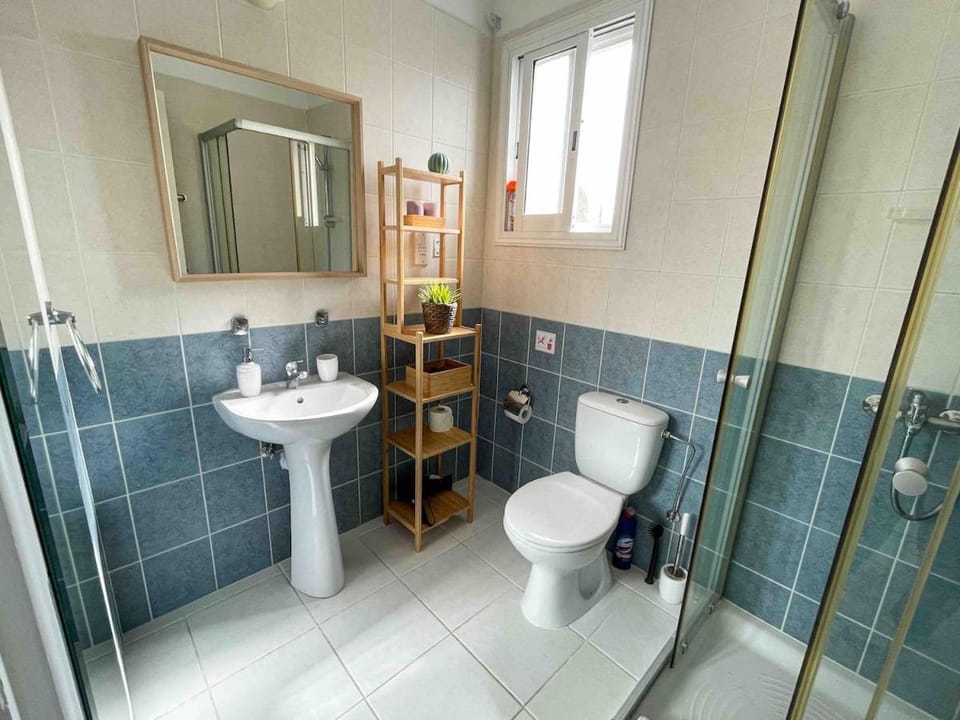 Large 2-bedroom townhouse with patio, 200Mbps WiFi Apartment in Paphos