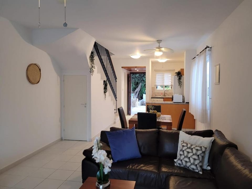 Large 2-bedroom townhouse with patio, 200Mbps WiFi Apartment in Paphos