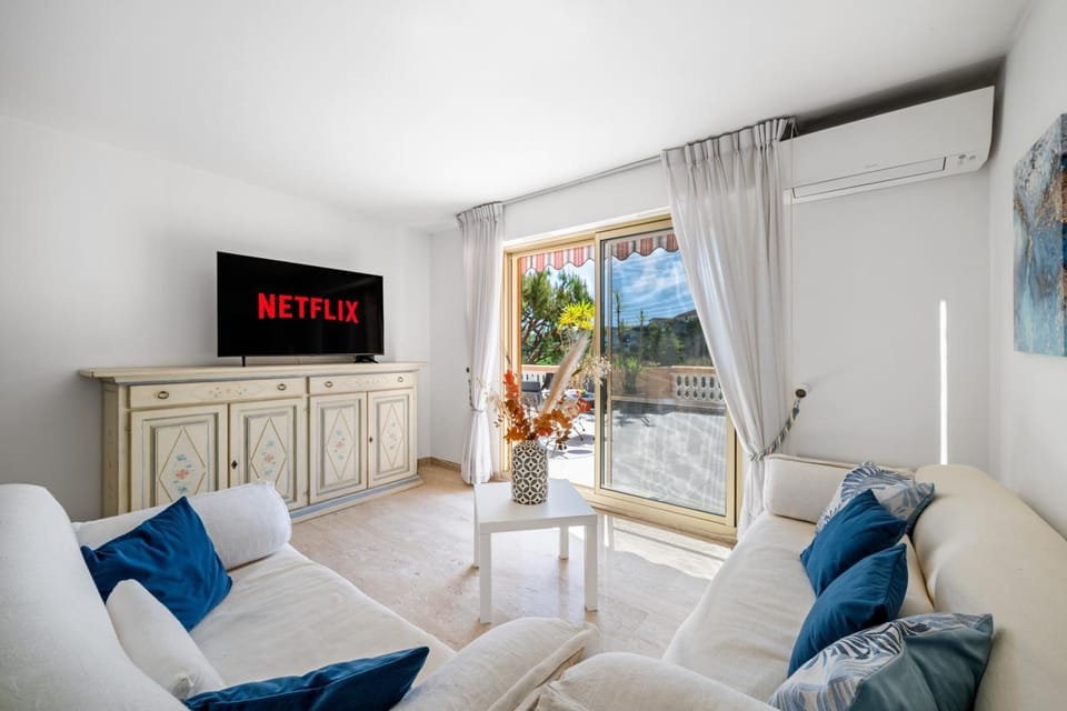 Communal lounge/ TV room, TV and multimedia, Living room