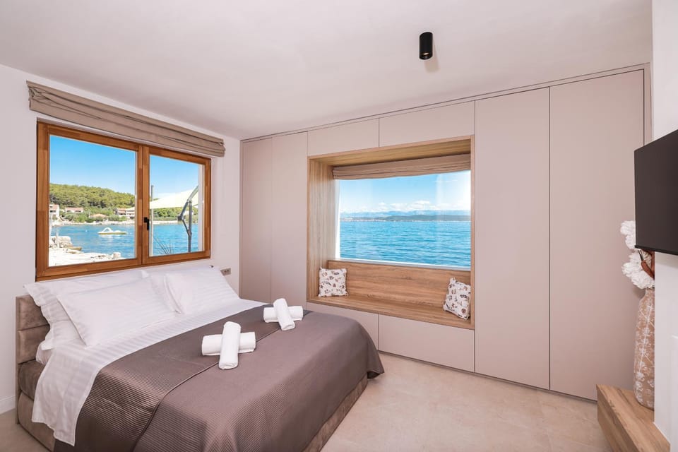 Bed, Natural landscape, TV and multimedia, Photo of the whole room, Bedroom, Sea view, towels