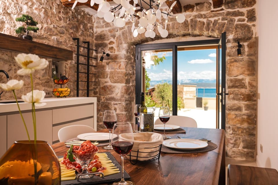 Natural landscape, Food and drinks, Dining area, Food, Sea view